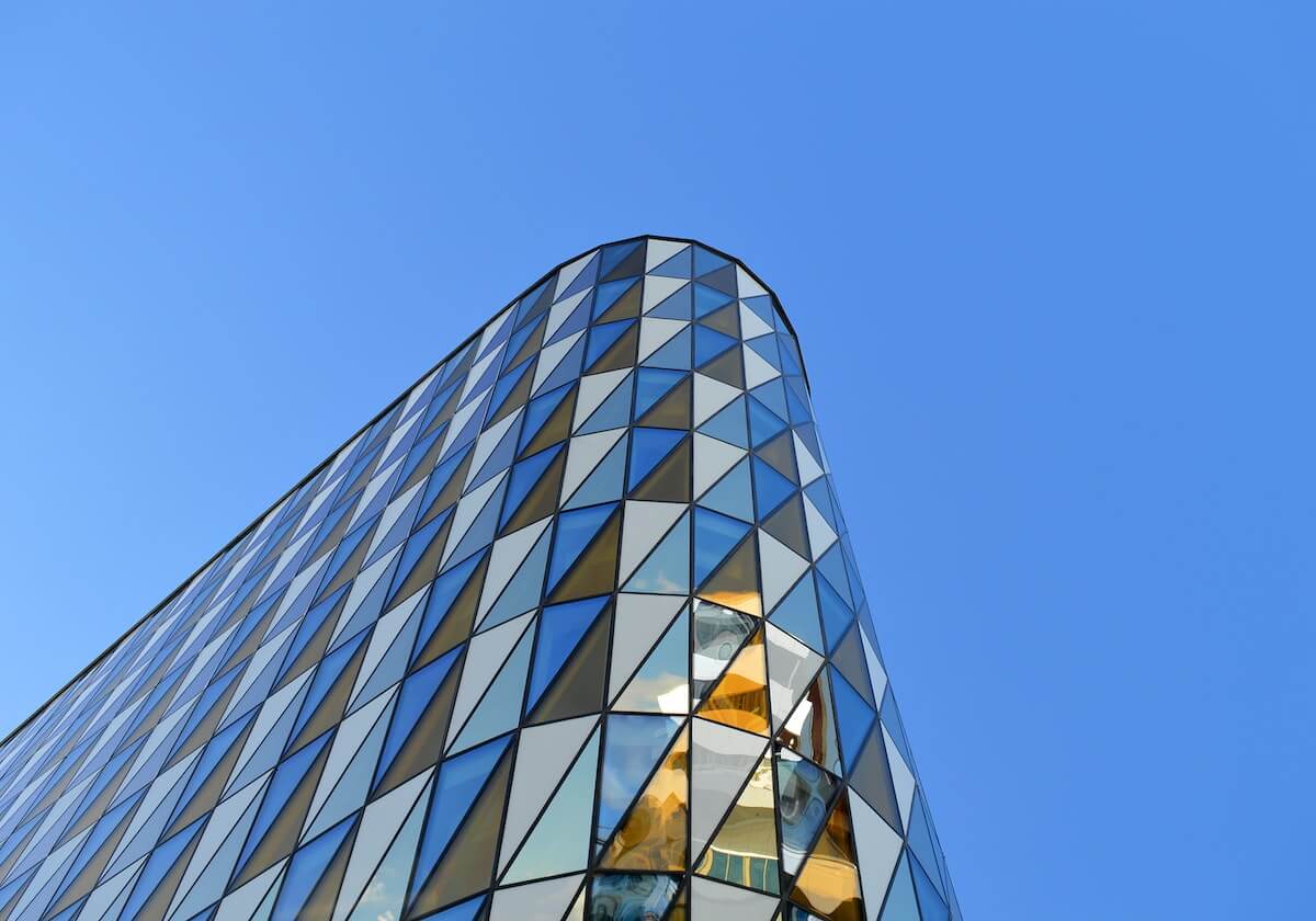 开云-满脸微笑！詹姆斯交大活动抛球后轻轻拍了拍30号球员的屁股