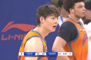 开云体育官网-王少杰和王哲林连续纠缠 王哲林绊倒王少杰被吹违体！